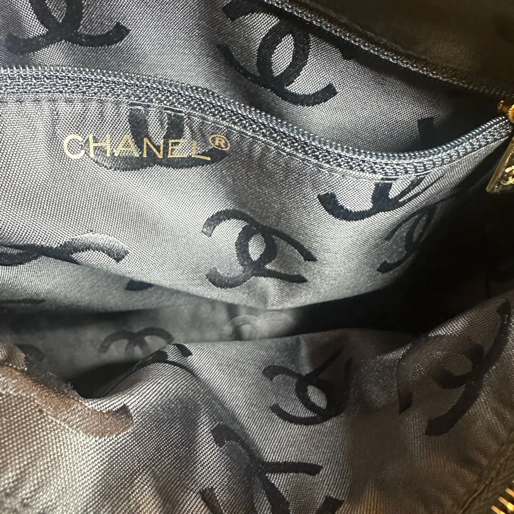 CHANEL CHEVRON lambskin shoulder/handbag - Picture 12 of 14